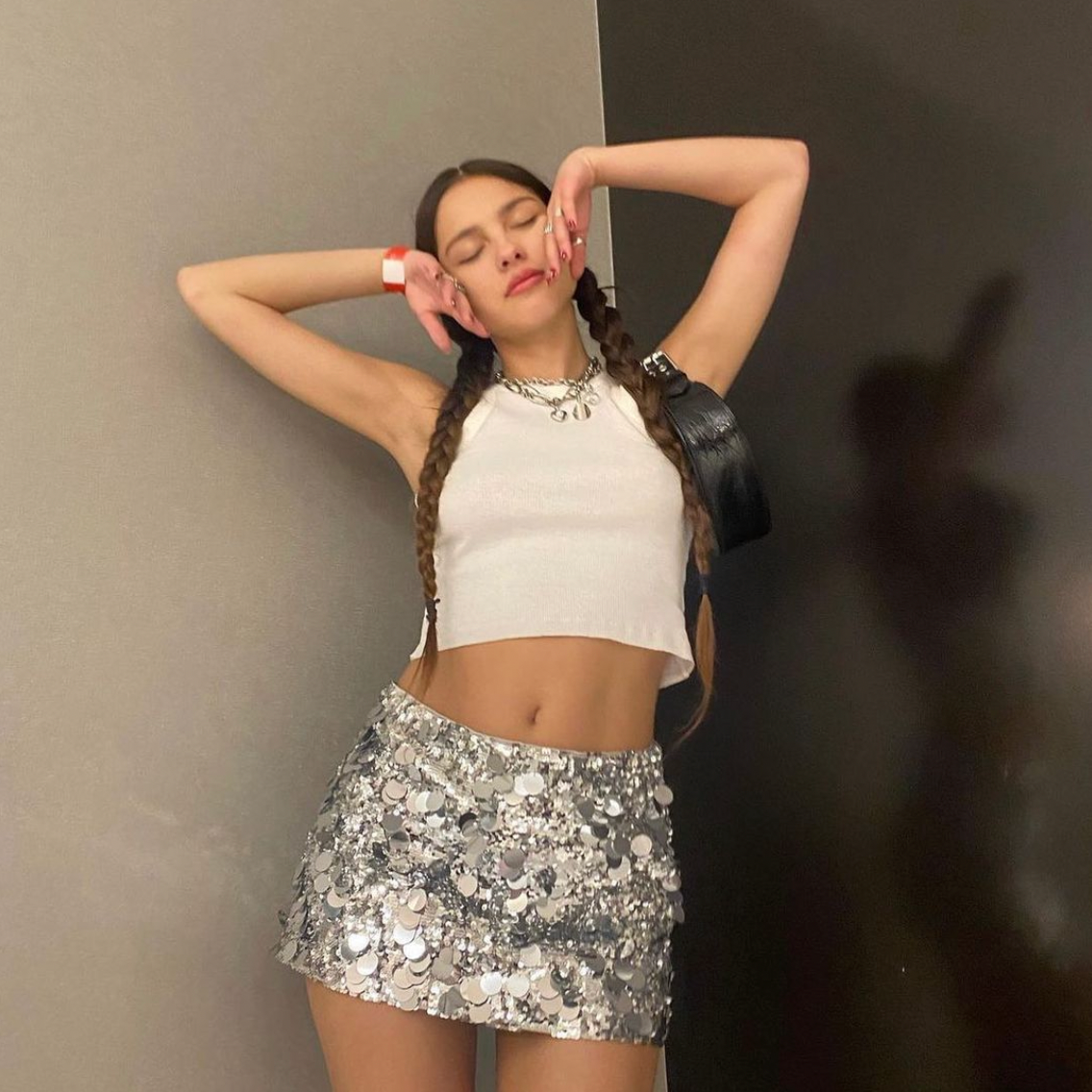 olivia rodrigo silver mini dress @Olivia Rodrigo e 2026 Vanity Fair Oscar Party (March 15, 2026) She is wearing: @SAINT LAURENT