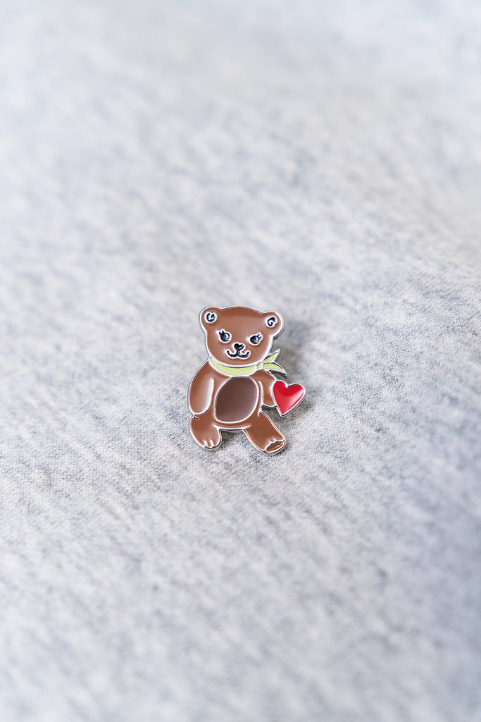 Guizio Bear Heart Pin