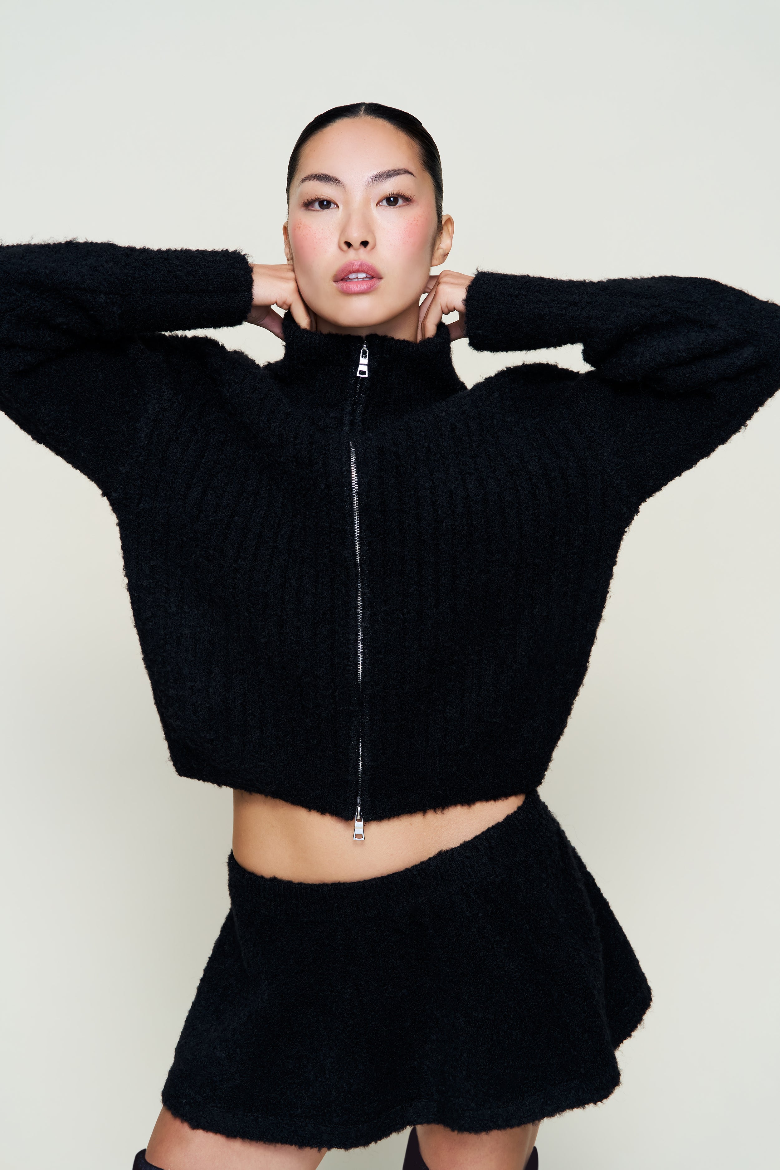 MILA ZIP UP IN BLACK