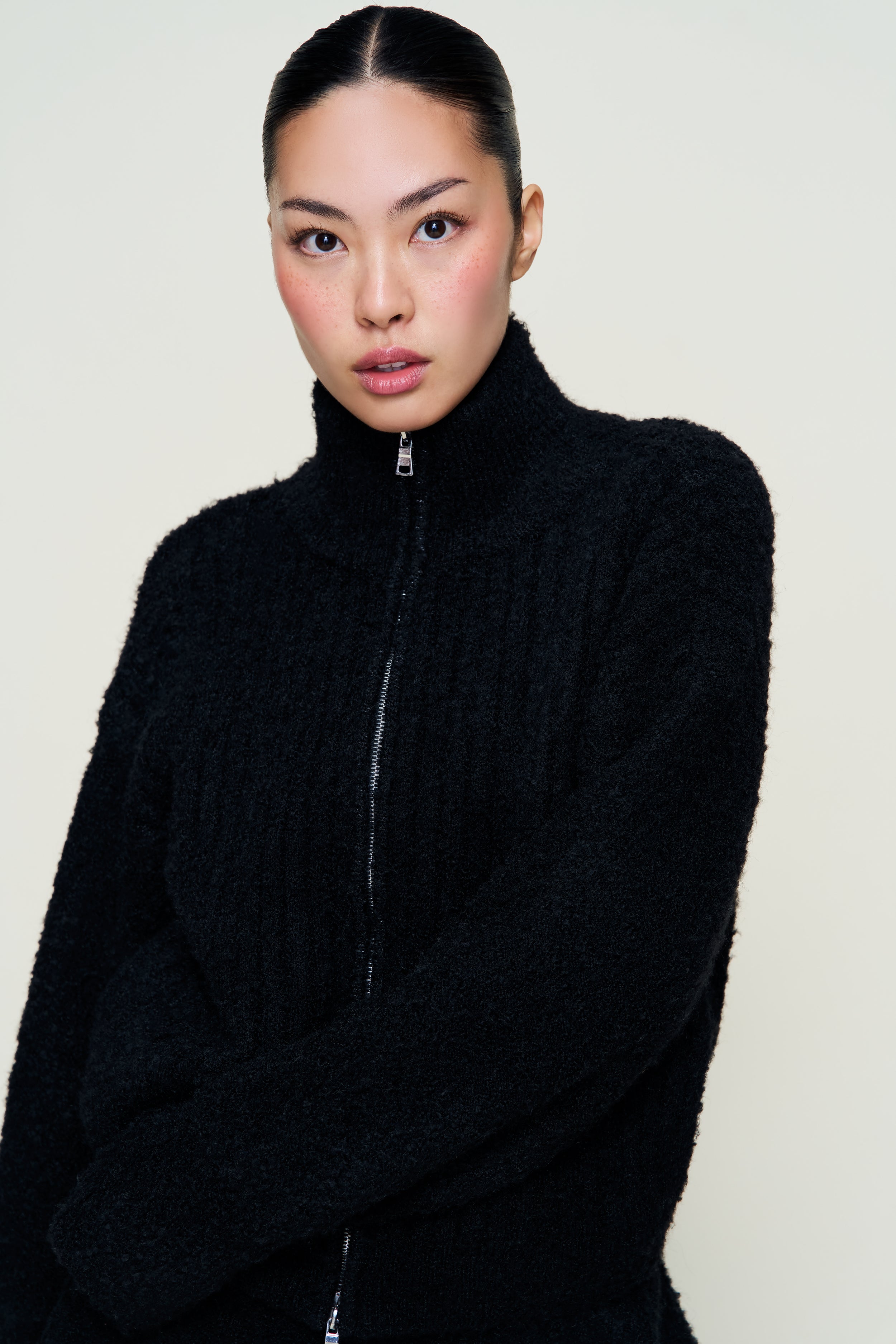 MILA ZIP UP IN BLACK