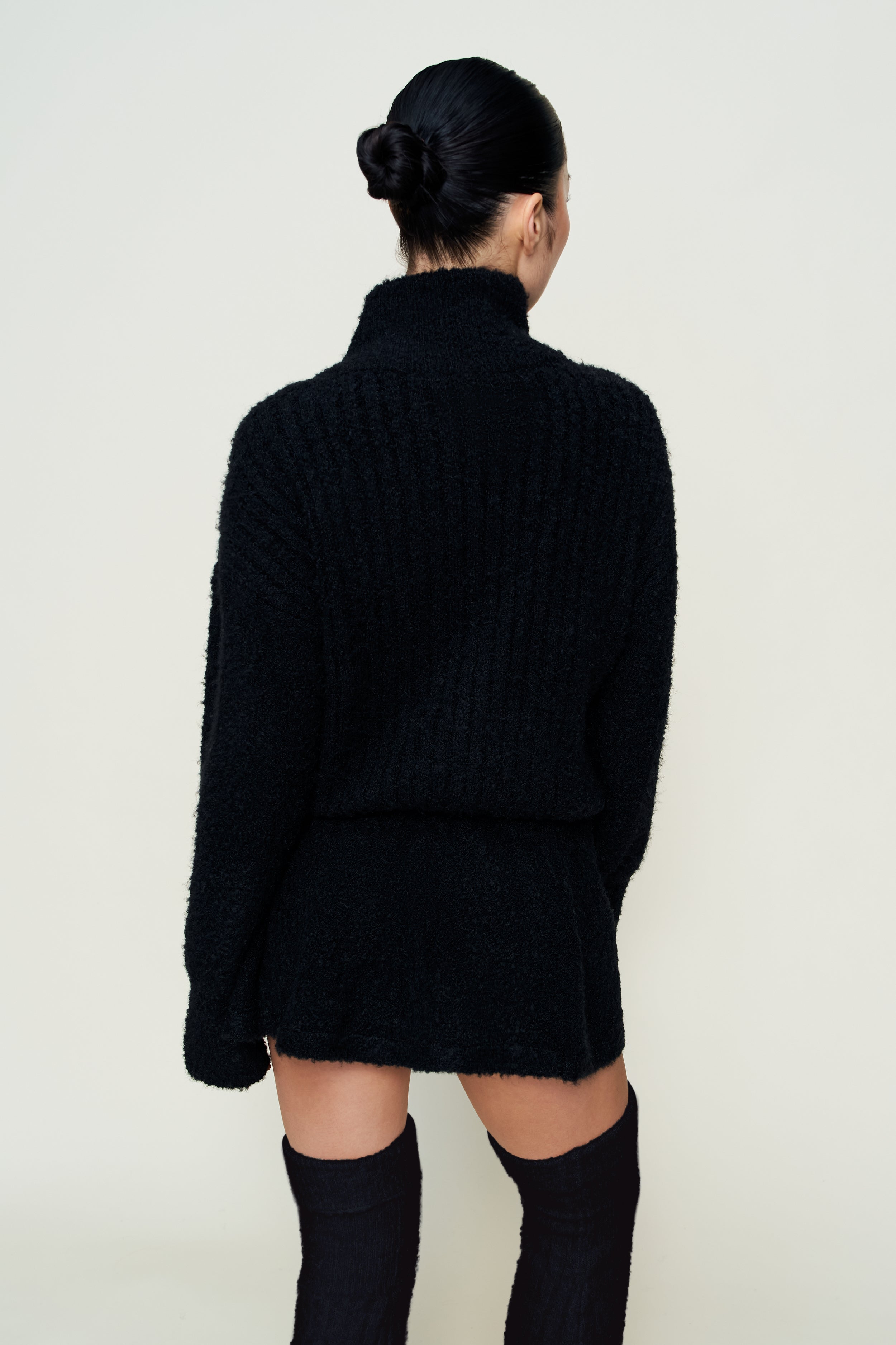 MILA ZIP UP IN BLACK