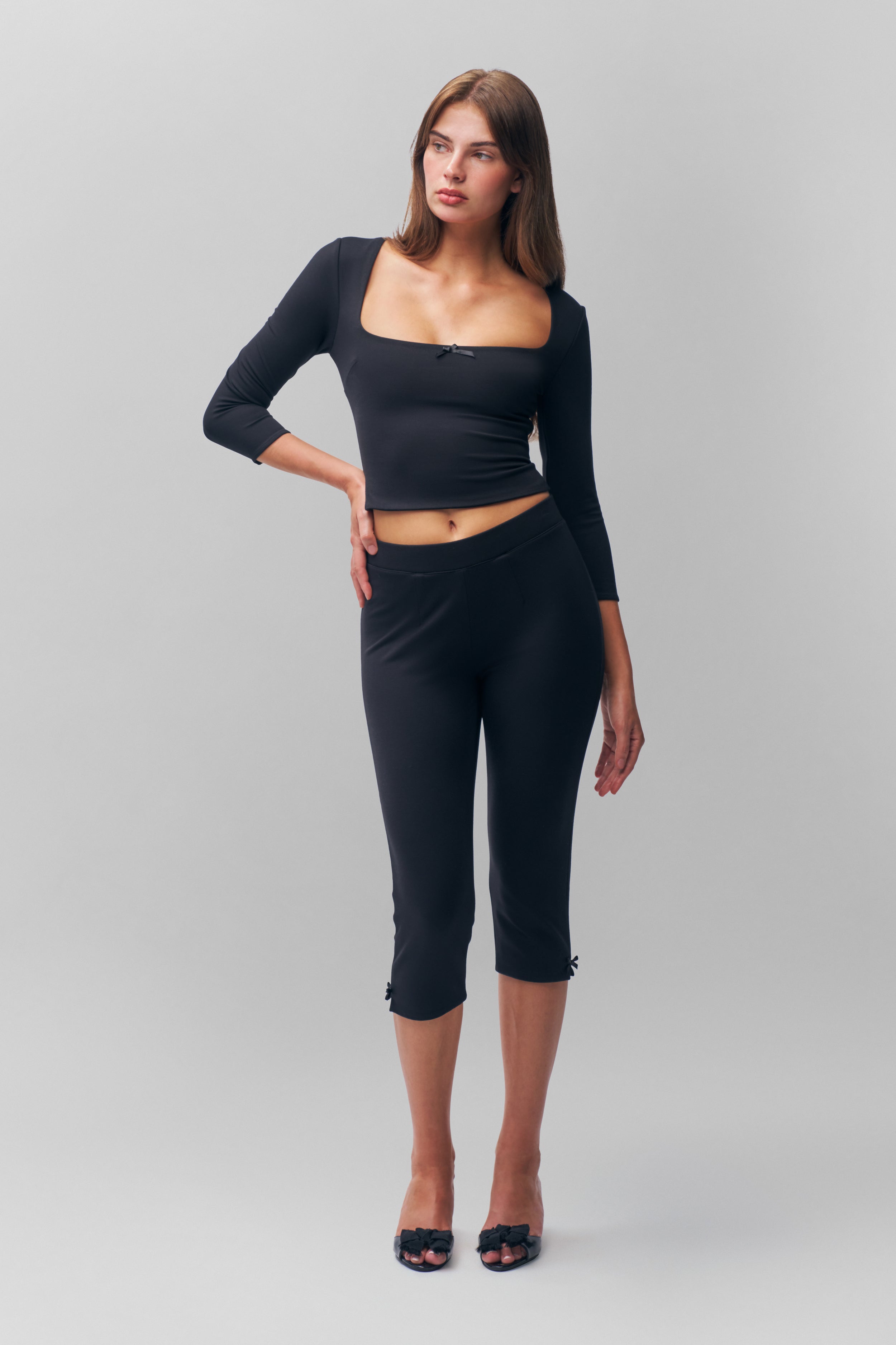 Caria Capri in Black