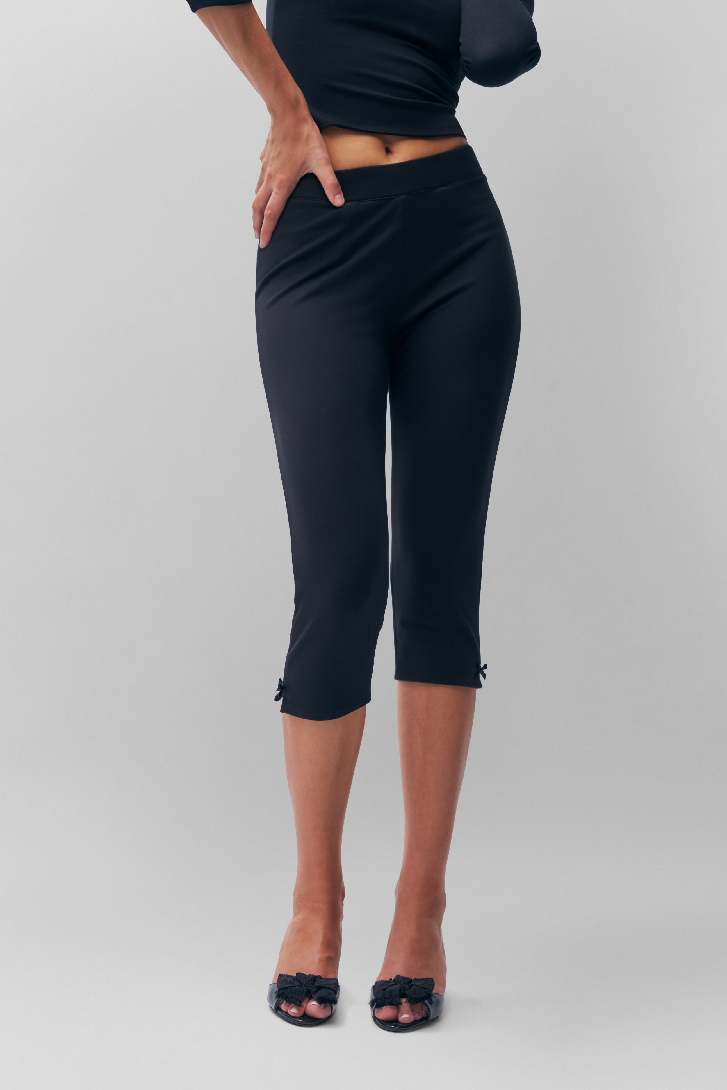 Caria Capri in Black