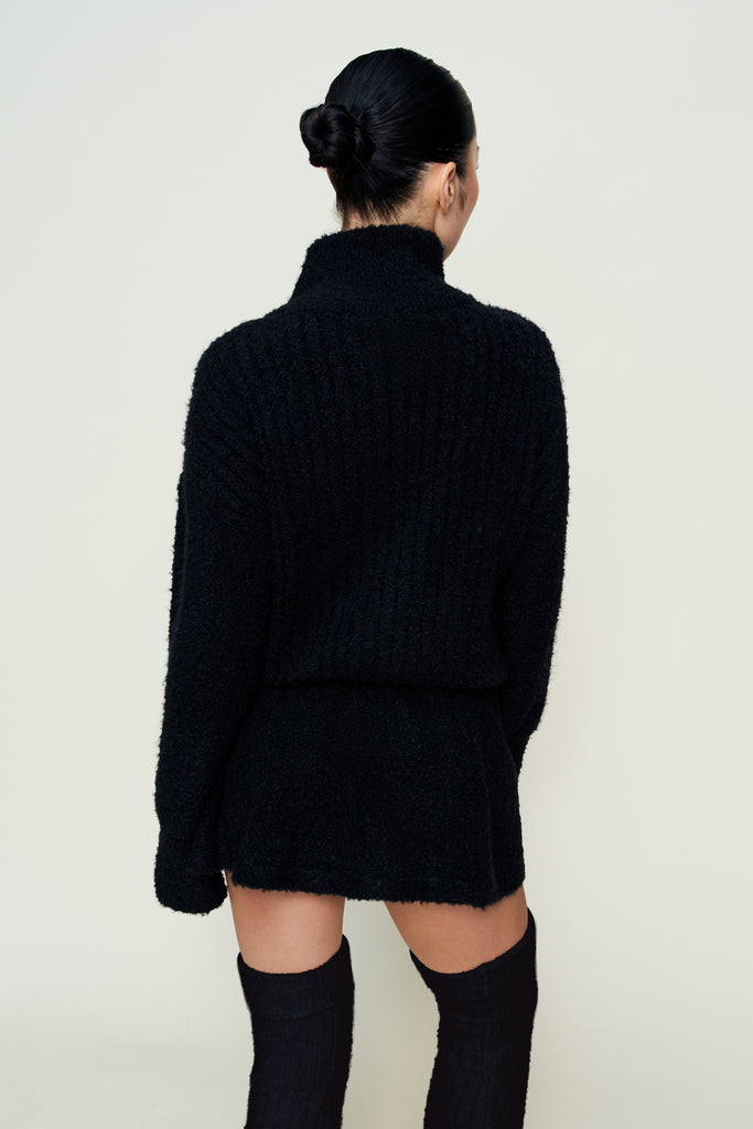 MILA ZIP UP IN BLACK